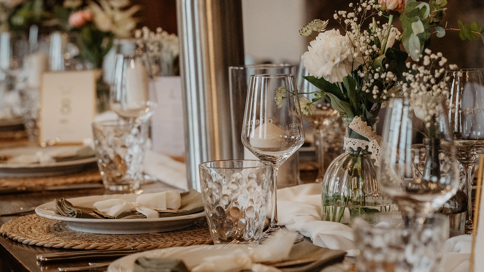 Festlich geschmückte Hochzeitstafel im Weingut Altenkirch.
